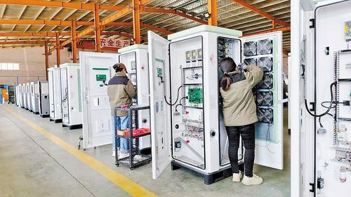 3月23日，沧州市青县经济开发区，沧州智慧城科技有限公司生产车间内，工人正在进行最后的装配工作。 本报记者 王思达摄