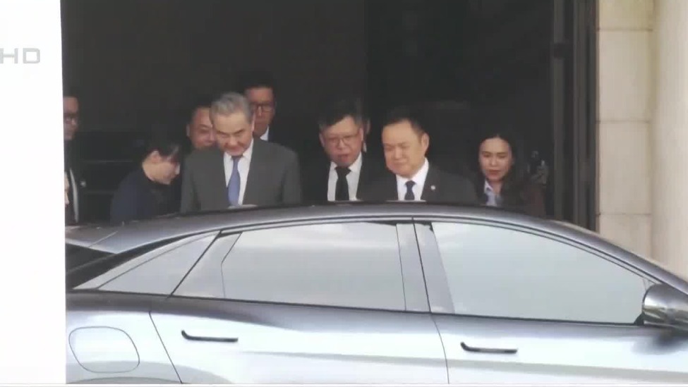 泰国总理驾驶中国电动车载王毅兜风