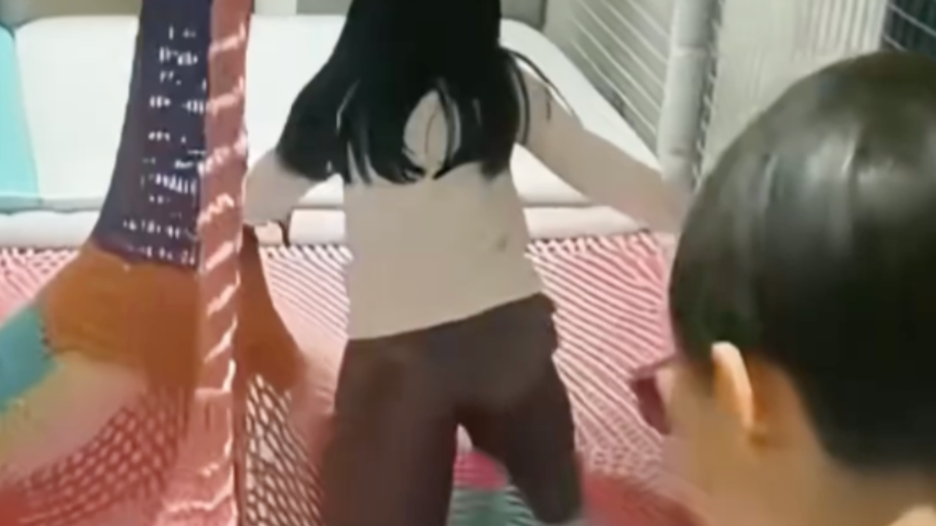 下体2.5cm撕裂伤，缝合6针！3岁男童游乐中心疑遭他人家长袭击要害，涉事门店：疑因小朋友争执引发