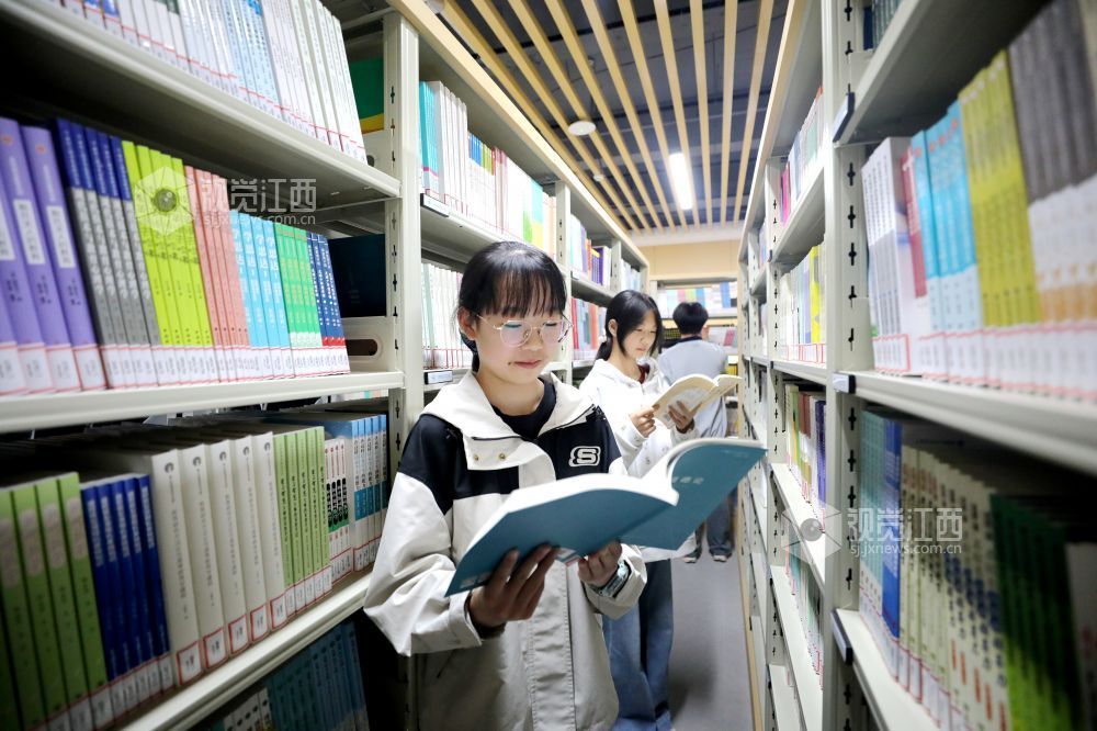 2026年4月21日，江西省吉安市峡江县城北学校图书馆，学生在阅读课外书籍。