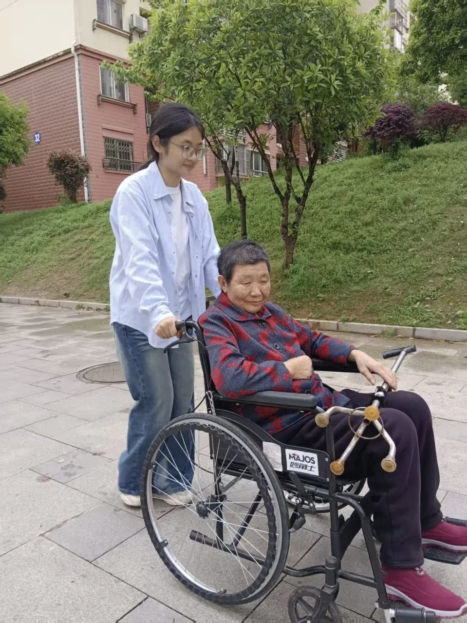 5岁奶奶带她，20岁她带奶奶：抚州南城女孩带着76岁偏瘫奶奶上大学