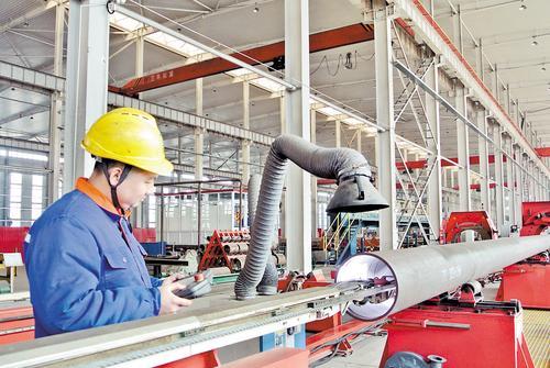 日前，在沧州隆泰迪科技有限公司生产车间内，工人正在查看3D打印焊接管道智能化生产线运行情况。本报记者 王雅楠摄