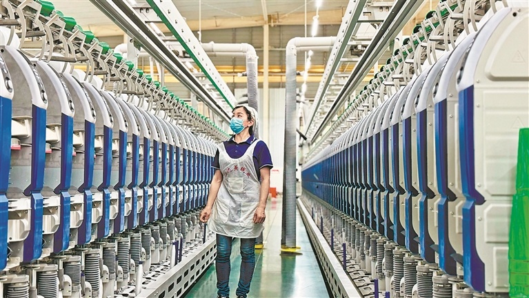 万达美员工在查看设备。江西日报全媒体记者 陈 璋摄