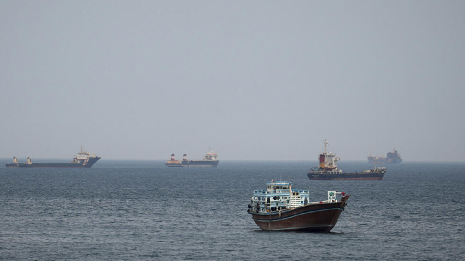 伊朗革命卫队武装登船扣押两艘未授权货轮 重申破坏霍尔木兹海峡秩序与安全“触碰红线”