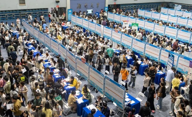 （4月18日，湖南大学体育馆，招聘会现场人气高涨。当天，“智汇潇湘 才聚湖南”2026年行动启动大会暨全省联动招聘活动正式启动。湖南日报全媒体记者 傅聪 摄）