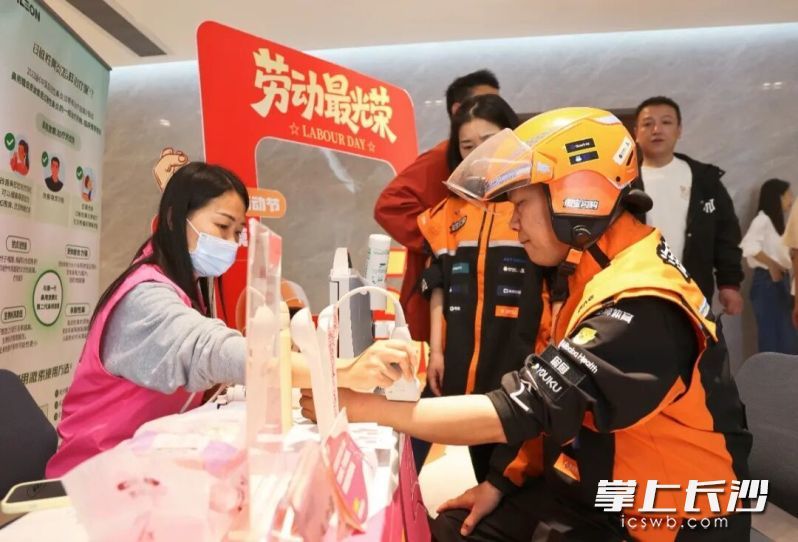 医护人员为骑手开展义诊。