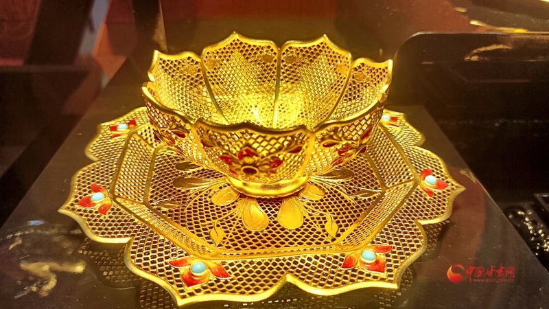 元代莲花形玻璃托盏黄金珠宝文创