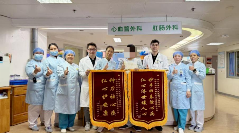 图为：患者康复出院后赠送锦旗表示感谢