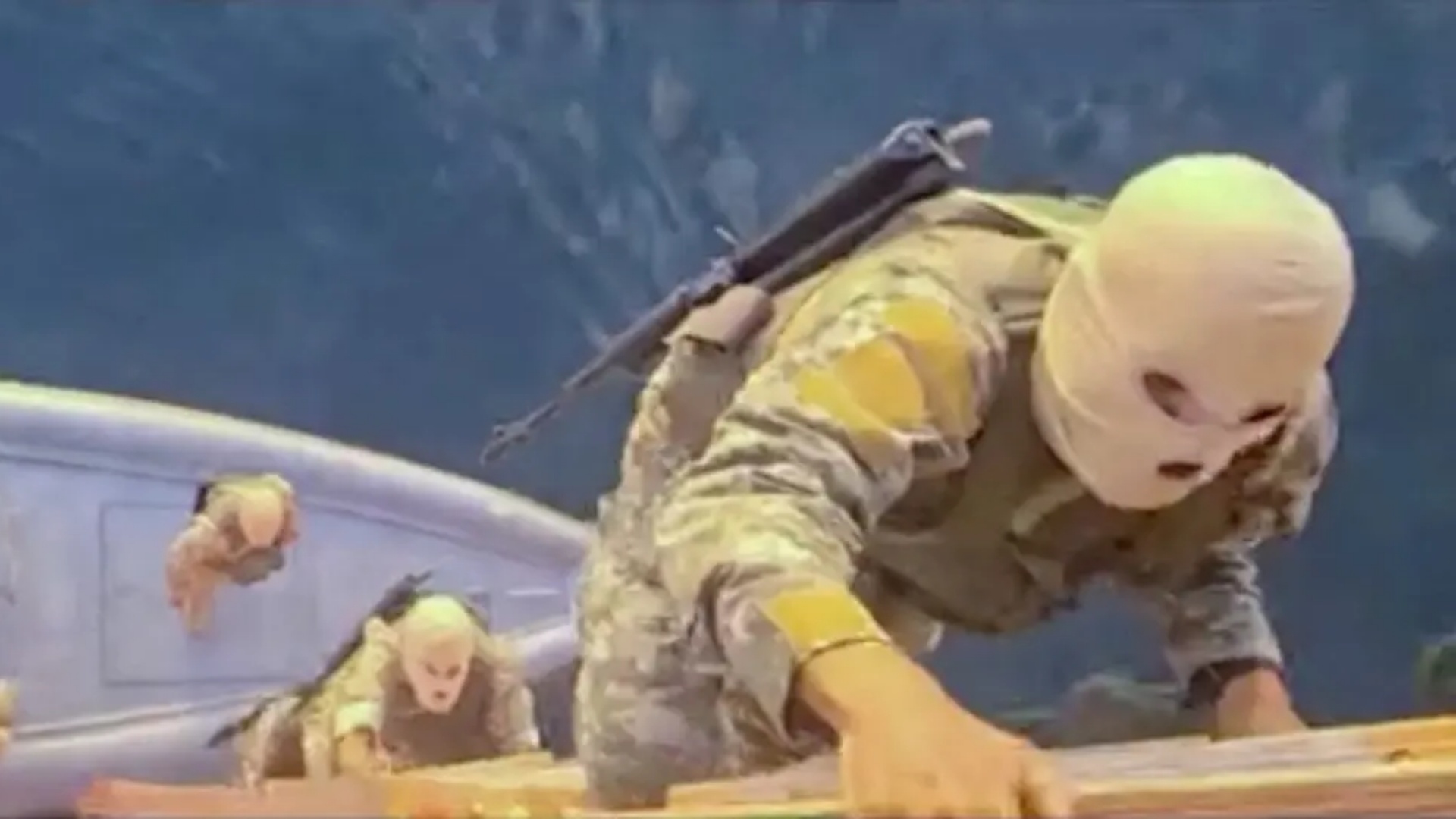 伊朗公布革命卫队登上被拦截船只视频，蒙面武装士兵持枪搜查