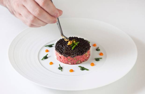 招牌菜式“阿拉斯加蟹肉伴海鲜冻及特级鱼子酱”