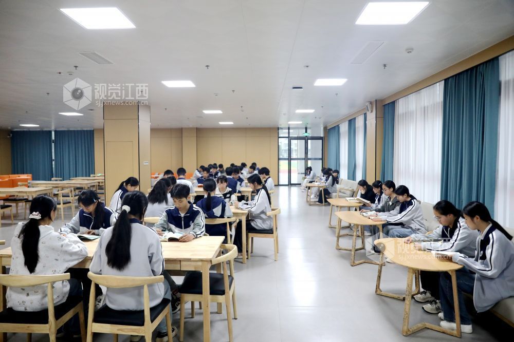 2026年4月21日，江西省吉安市峡江县城北学校图书馆，学生在阅读课外书籍。