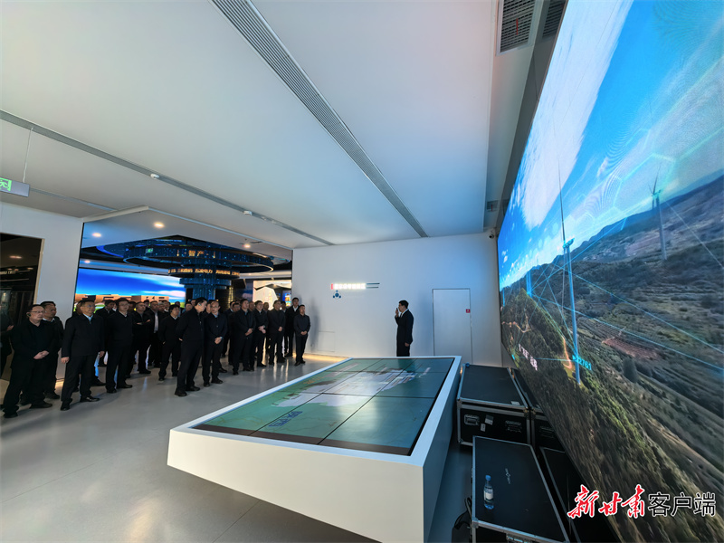 观摩组在庆阳东数西算产业园区了解零碳园区建设等情况