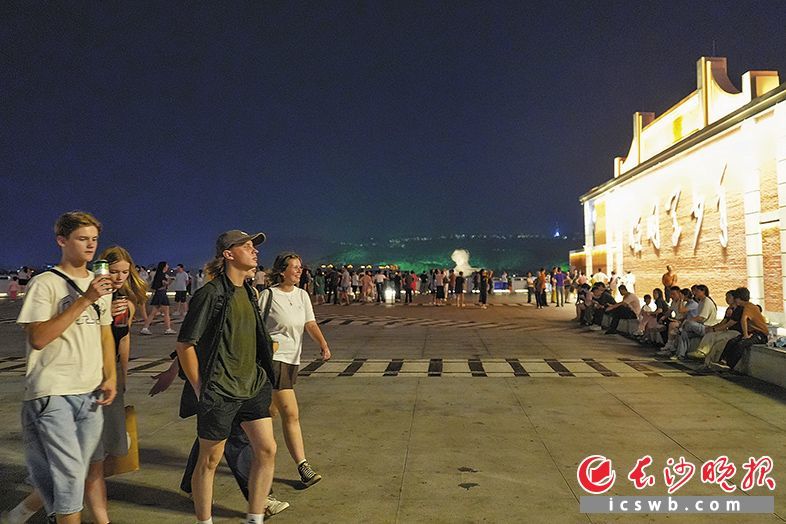 外国游客游恰同学少年广场。长沙晚报全媒体记者 郭雨滴 摄