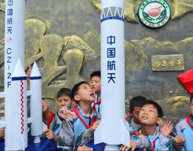 泰和县：校园火箭模型展迎接中国航天日