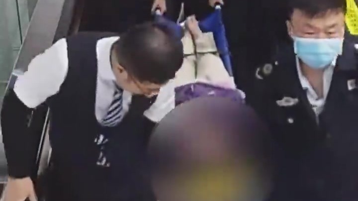 地铁站一女子突发癫痫　他们接力救援