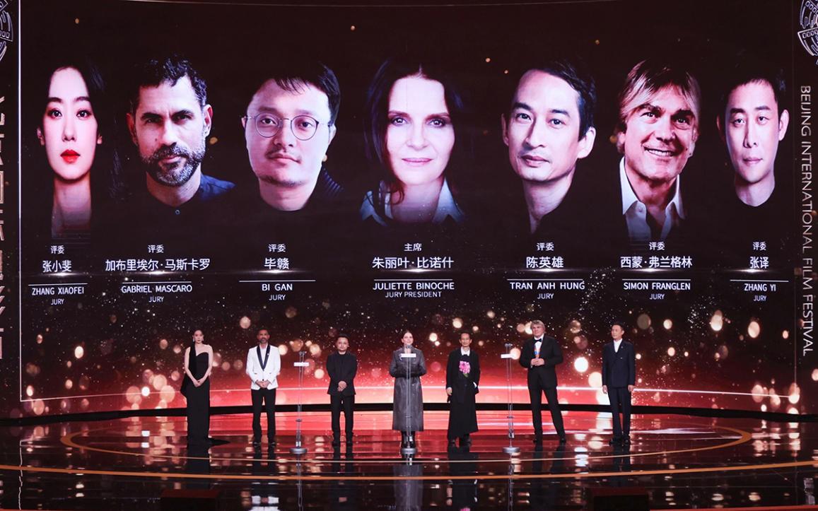 第十六届北京国际电影节盛大启幕,周波优雅亮相 第十六届北京国际电影节盛大启幕,周波优雅亮相