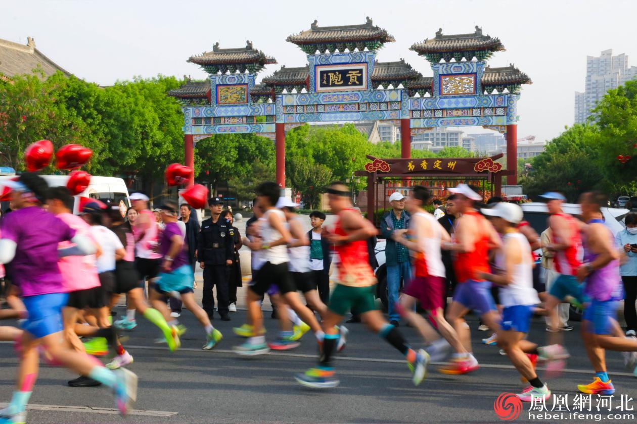 跑者们正跑过北方唯一保存完整的科举考场——定州贡院。古时文人墨客在此挥毫落笔、胸怀天下；今日马拉松健儿在此挥洒汗水、挑战自我。李卓然摄