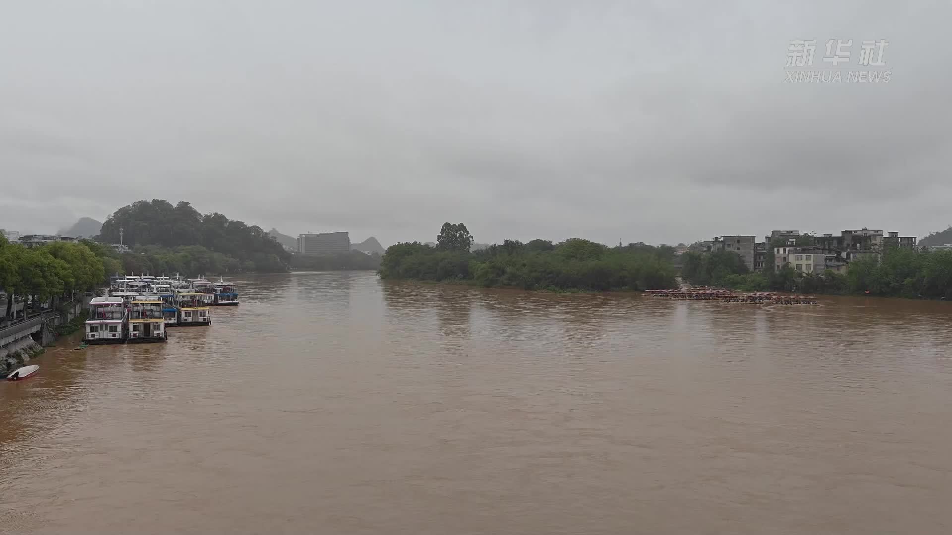 广西桂林：强降雨致漓江排筏全线封航