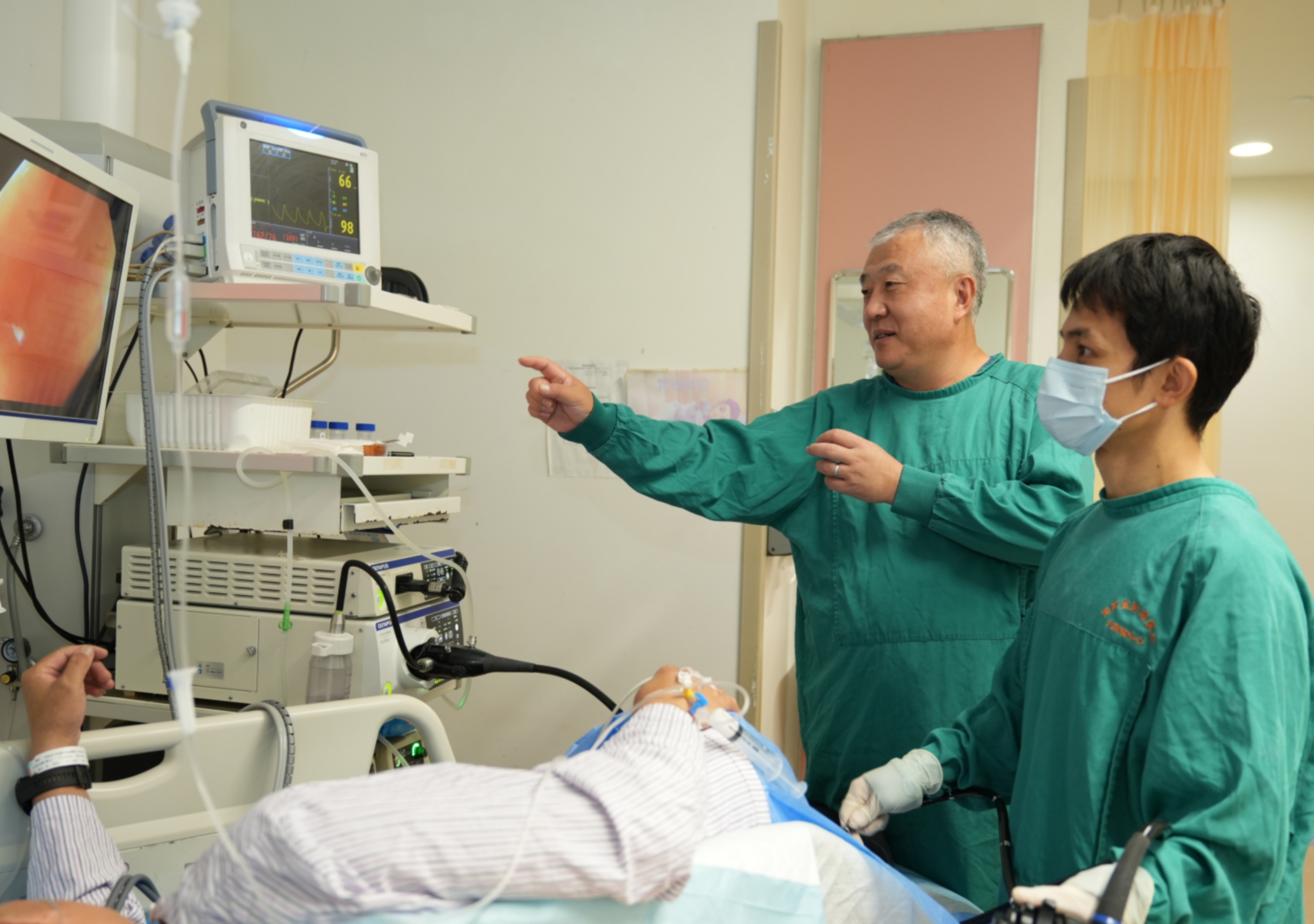 赵心恺教授指导陈昭伟为患者进行内镜手术（资料图）