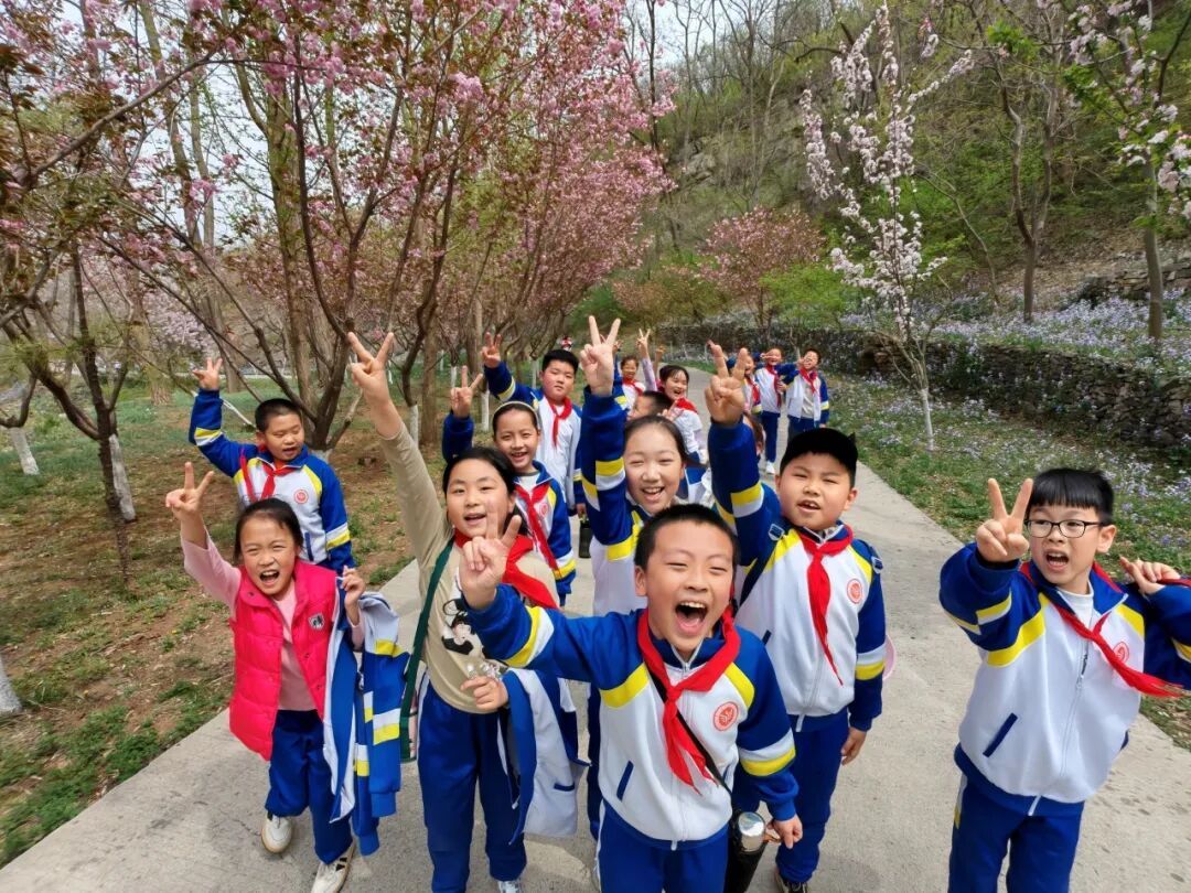 小学生研学团队走进自然，感知自然之美，培养生态保护意识。