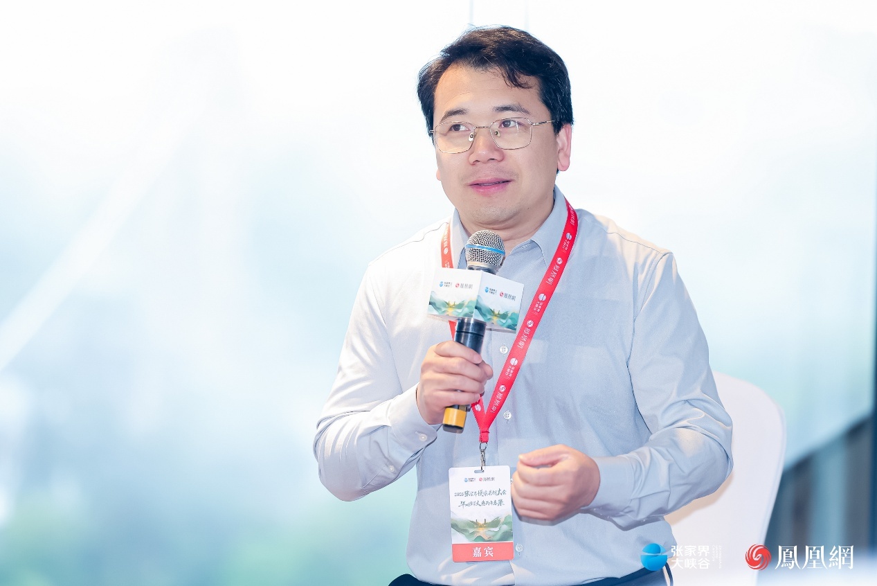 （张家界悦读共创大会研学专场沙龙，由《新课程评论》执行主编余孟孟担纲主理。)