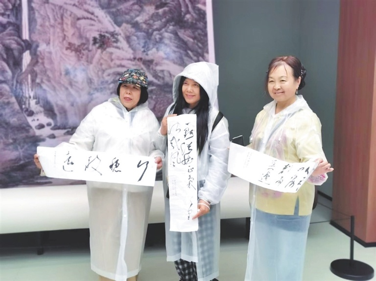 中华诗词学会会员留墨拍照。