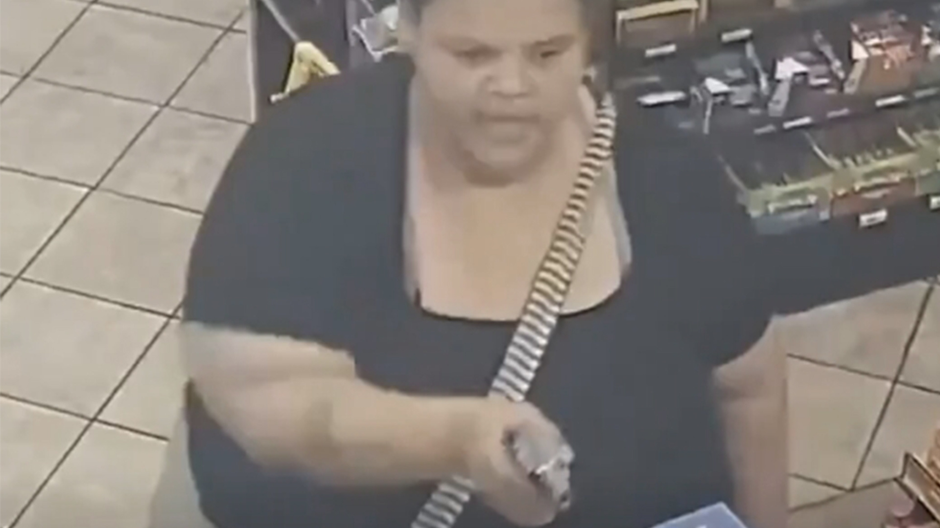 美国大妈持小手枪抢劫商店，近距离枪击店员后径直离开，警方向公众寻求线索