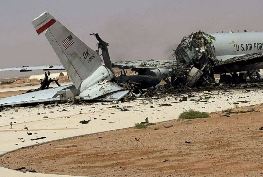 一架受损的美国波音E-3“哨兵”空中预警与控制飞机停留在沙特阿拉伯苏丹王子空军基地