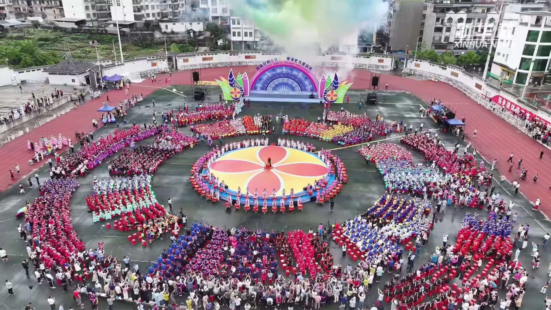 广西巴马：各族群众欢聚一堂 共庆“三月三”