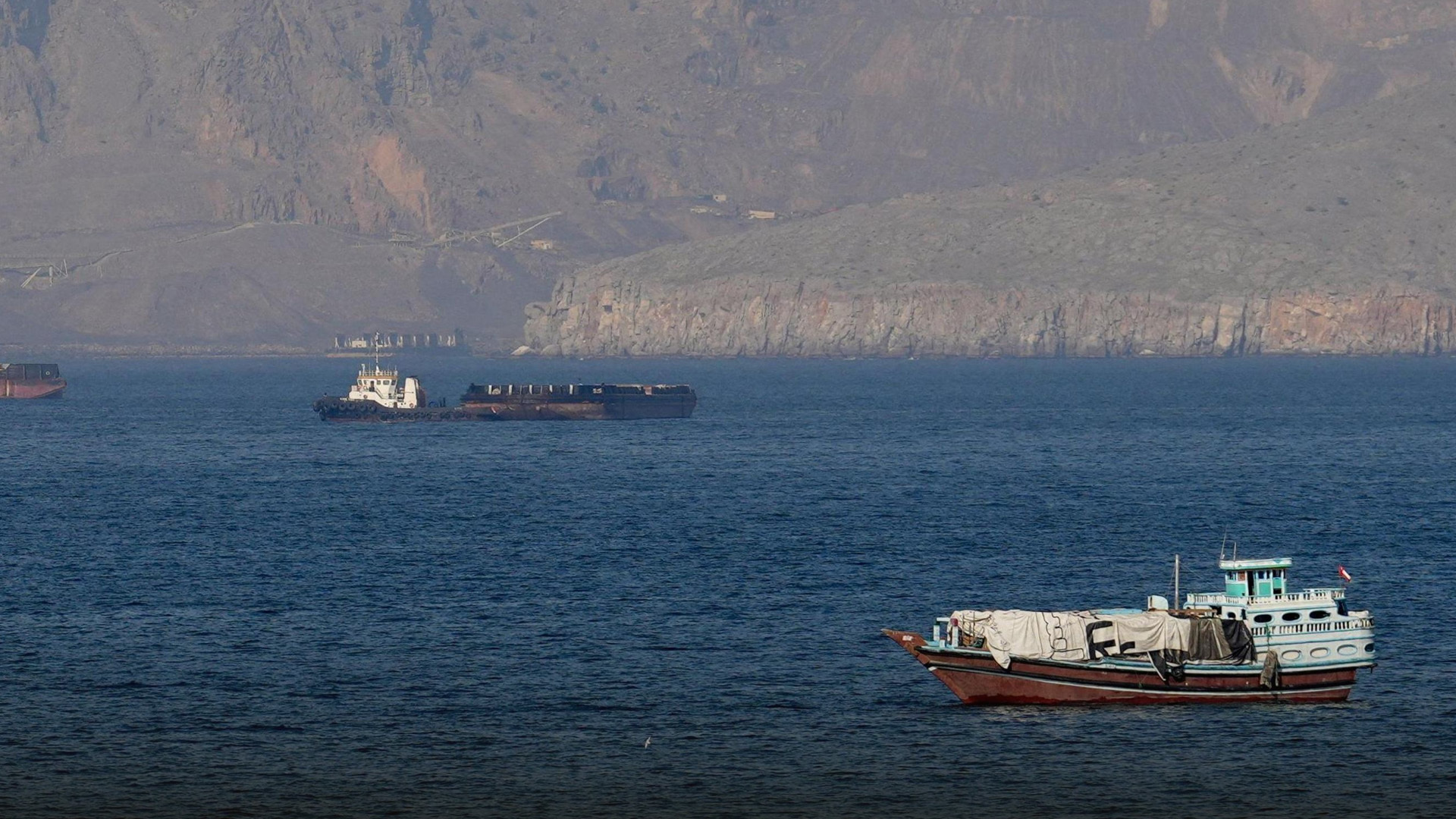 霍尔木兹海峡再关闭 多艘油轮遭伊朗开火