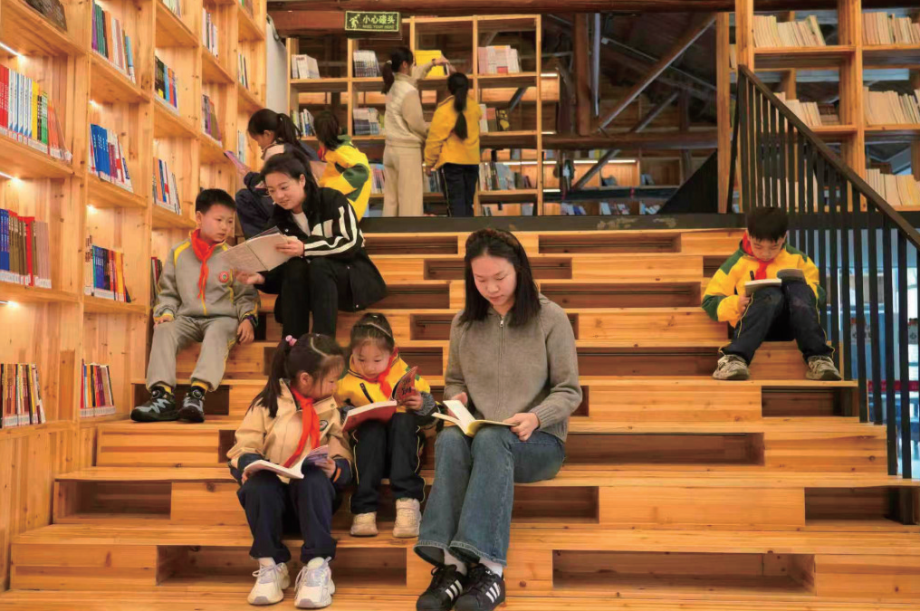 在德兴市张村乡文化活动中心，大小读者同席共读，绘就全民阅读的鲜活图景。詹求昊 摄