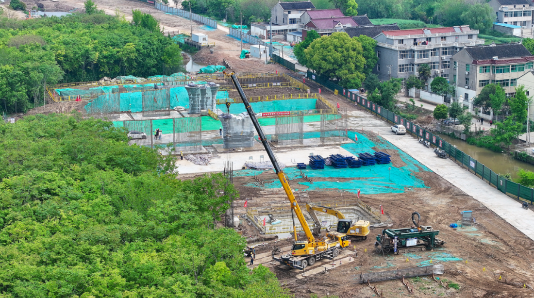 图为盐宜高铁靖江段建设现场。