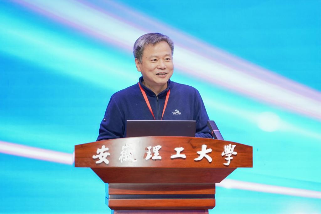 黄晨光研究员主持开幕式
