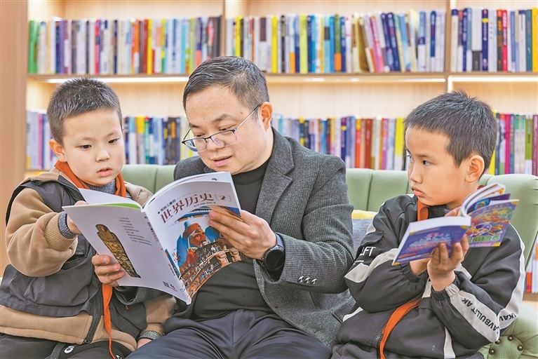 在万载县鹅峰乡的文宇阁书院，创办人袁宇和前来借阅书籍的孩子们分享历史故事。本报全媒体记者 徐 铮摄