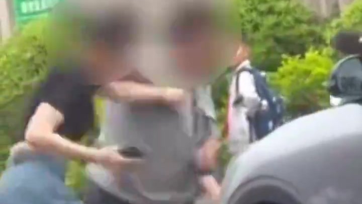 女子脚踢保安被反手打一耳光