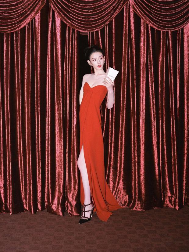 搜狐娱乐讯 4月22日，宋祖儿一袭红裙现身活动，照片里的她肌肤白皙，性感明媚。