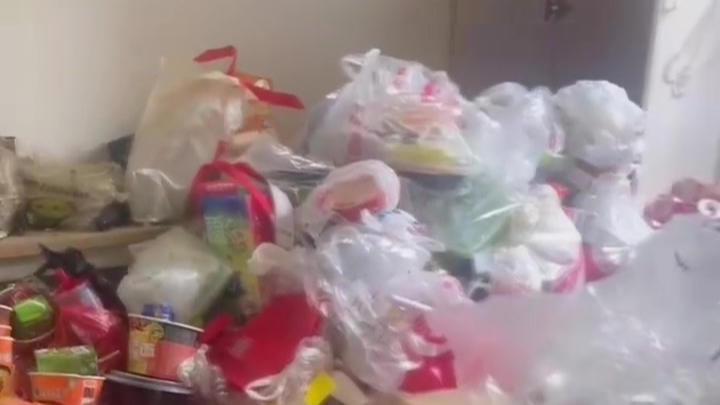 出租房内垃圾堆积如山，男租客躺在被包围的床上生活