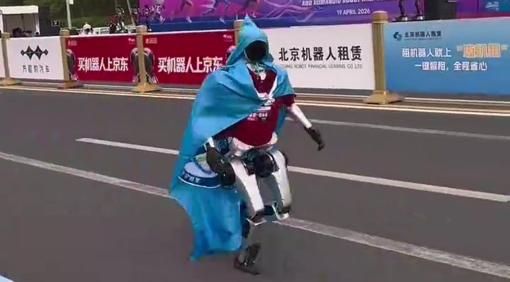 人形机器人半马抽象大赏：“披风侠”“杀马特”选手陆续出场