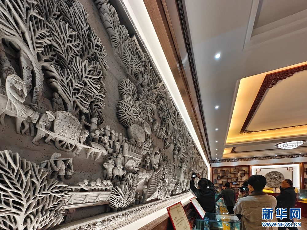 临夏青韵砖雕有限公司展厅展出的巨幅砖雕作品　新华网发（吕亚龙　摄）