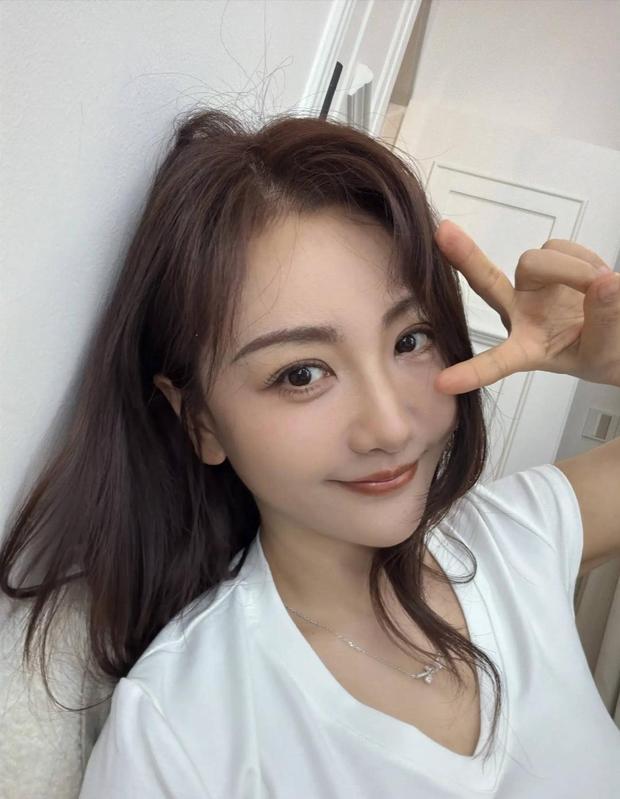 搜狐娱乐讯 近日，杨蓉晒出一组生活近照。