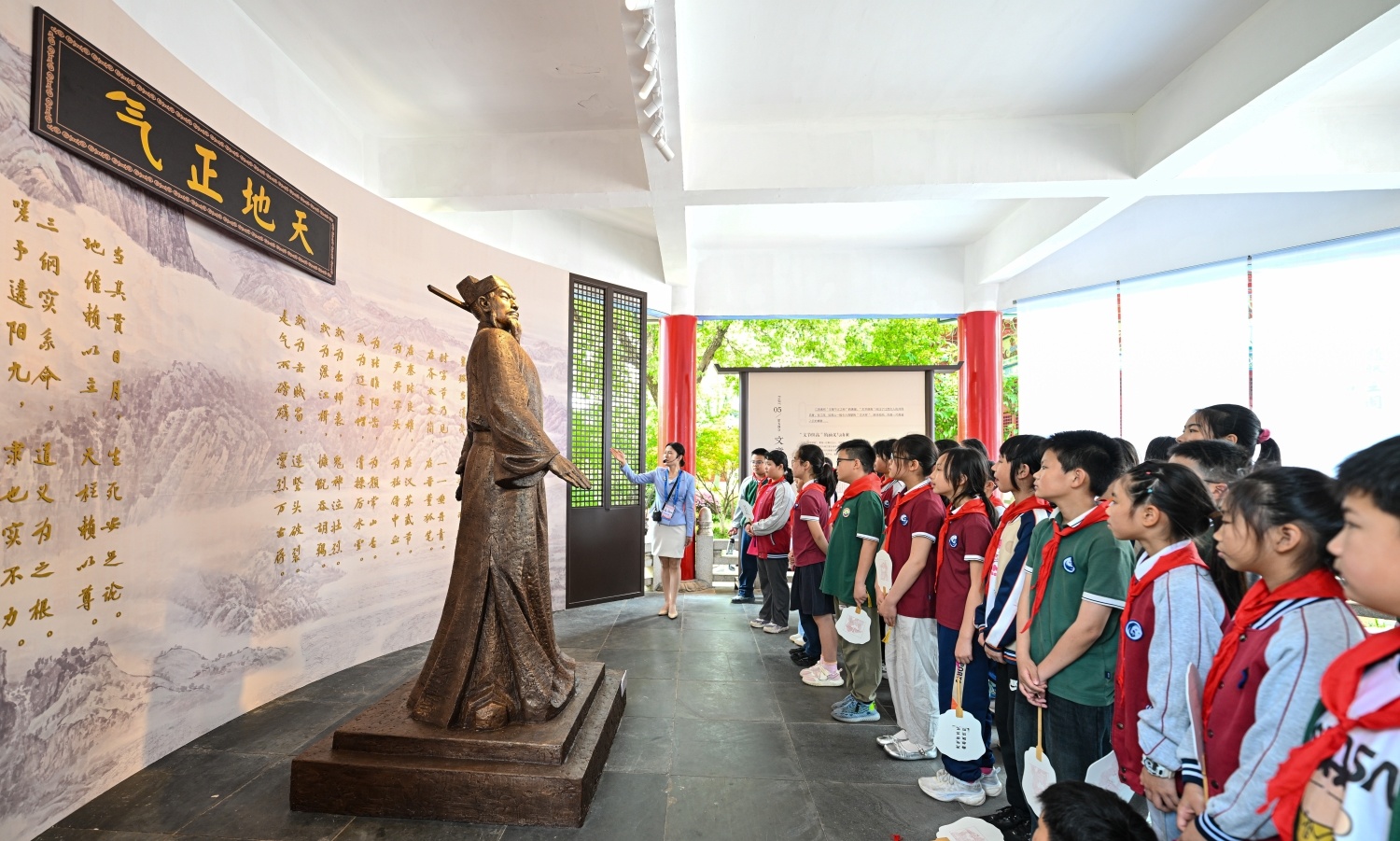 ▲南昌市向荣小学30多名学生来到位于滕王阁公共区的“留取丹心照汗青——文天祥读书报国的故事”主题展现场。