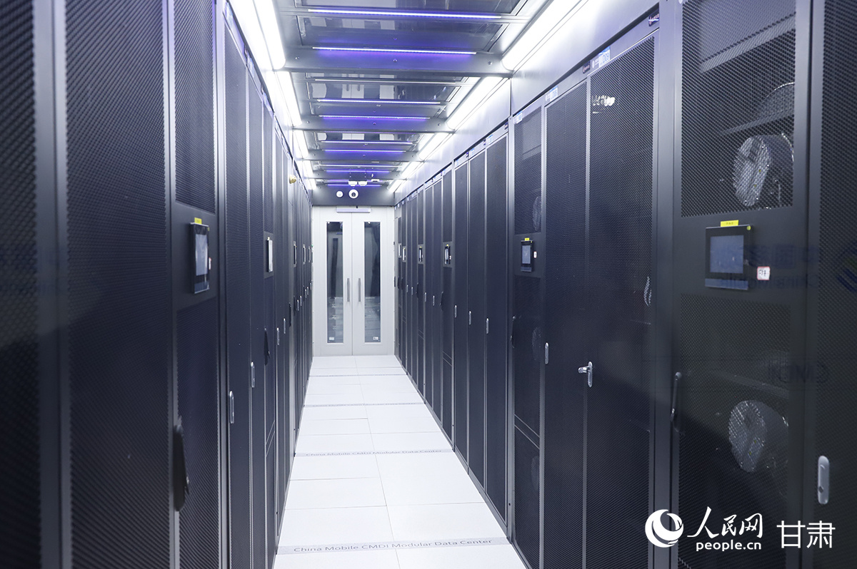 智算中心机房　人民网记者　焦隆　摄