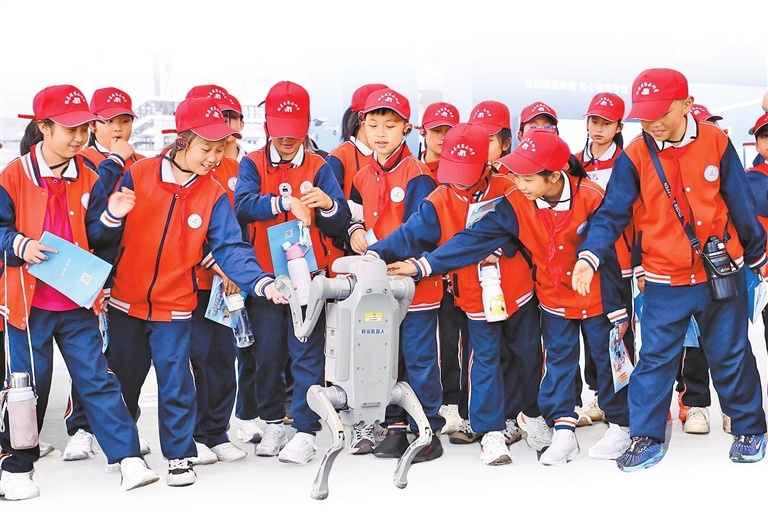 技能展示厅内，一只机器狗引来众多小朋友围观。赵云 摄