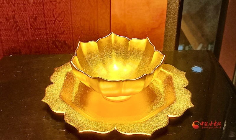 元代莲花形玻璃托盏