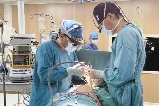 李庆国（左）、张冲团队为患者手术