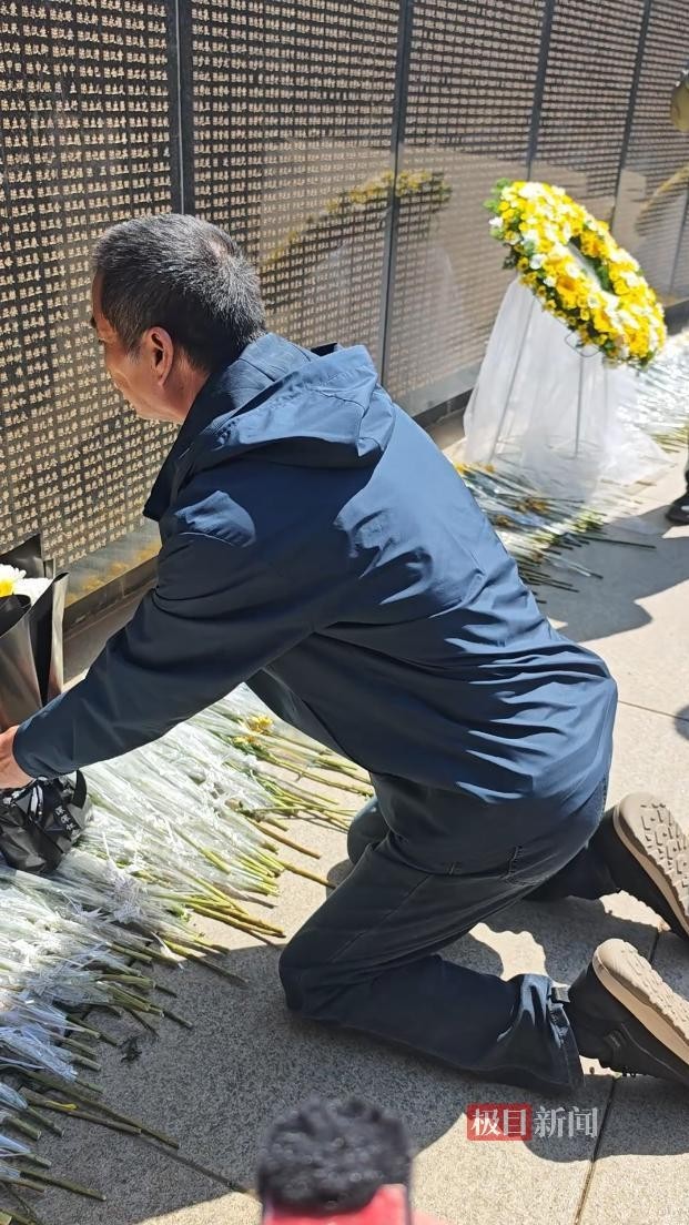 陈春富在烈士英名墙前下跪致敬