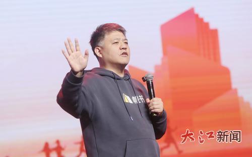 樊登在全民阅读大讲堂上声情并茂地开讲。