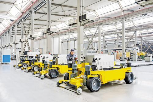 4月16日，唐山百川机器人共享制造工厂，技术人员在车间调试设备。 本报记者 赵杰摄