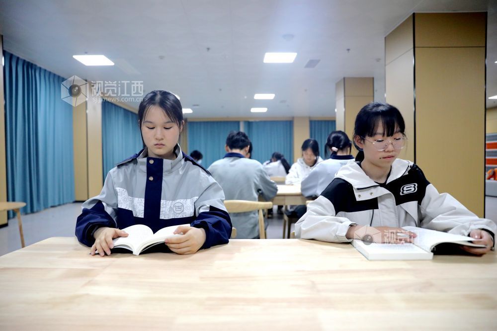 2026年4月21日，江西省吉安市峡江县城北学校图书馆，学生在阅读课外书籍。