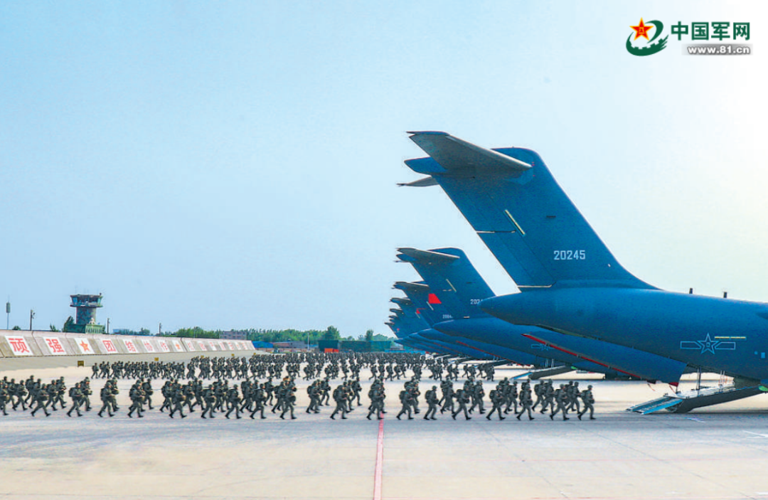空军航空兵某部多架运-20集群出动,展开实战化训练。图为官兵快速登机(资料照片)。谭巳成 摄